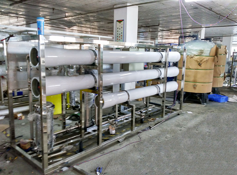 Cleaning and maintenance of reverse osmosis system during low temperature operation